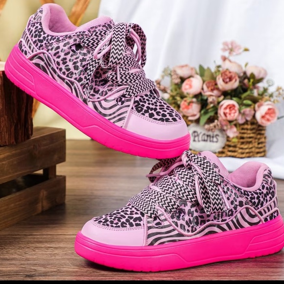 Women’s Streetwear Pink & Black Patterned Sneakers Skateboard Shoes Size 7.5 NWT - Picture 2 of 3